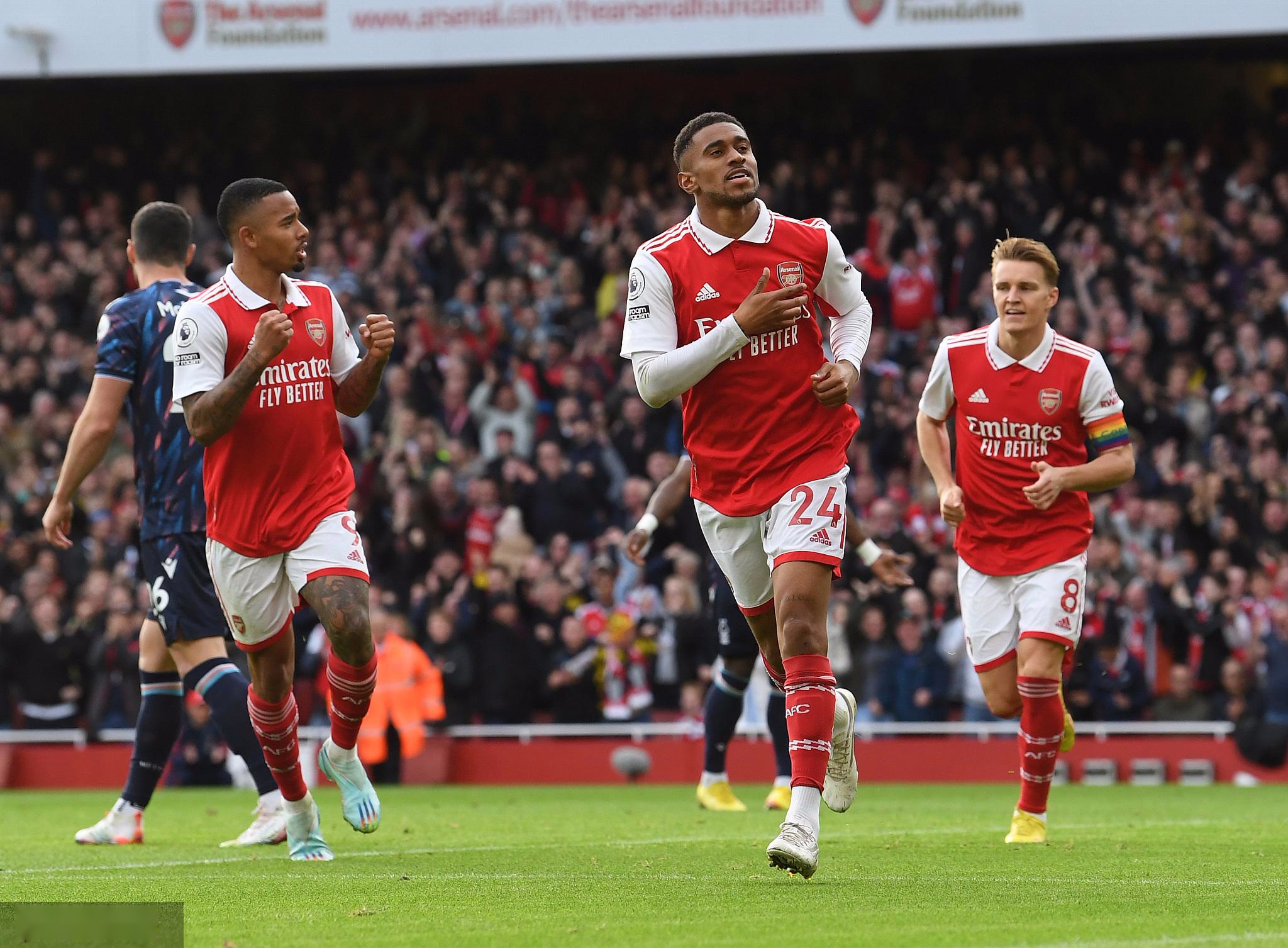 英超联赛悬念重生：曼城阿森纳意外失分，利物浦独霸榜首